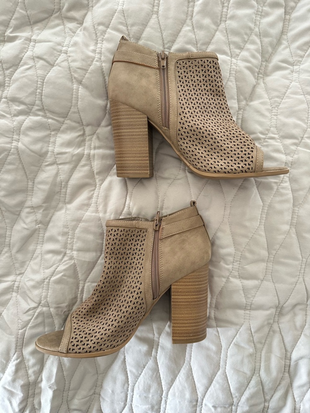 ๐ฅ2/$15 Like New Nude Taupe Tan Laser Cut Perforated Peep Toe Ankle Booties Chic - Picture 2 of 7